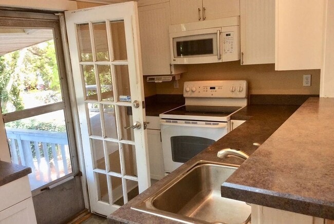 Building Photo - Charming 2-Bedroom 1 Bathroom Home located...