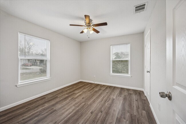 Building Photo - 5126 Higgins St