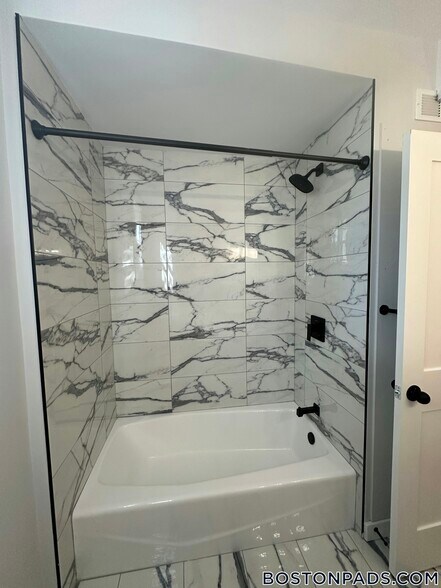 Building Photo - 118 Marginal St