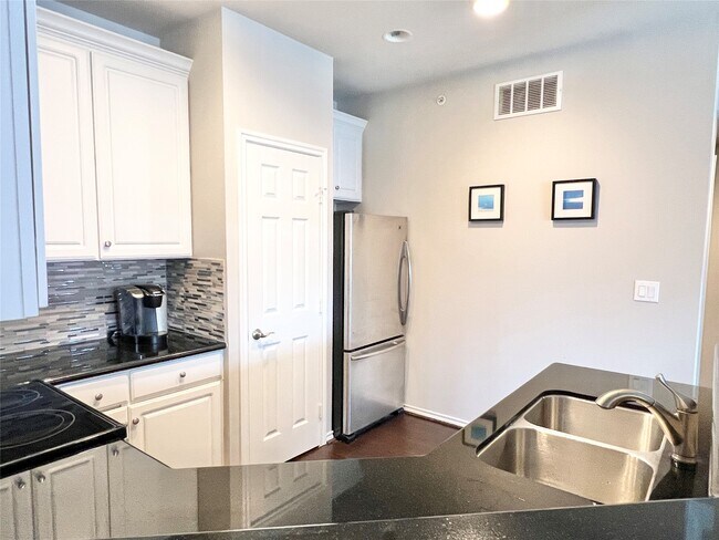 Building Photo - 2400 McCue Rd