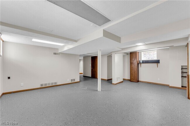 Building Photo - 6800 Kazimier Ave