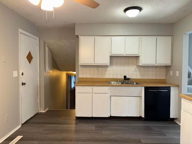 Building Photo - 5398 Mountville Ave