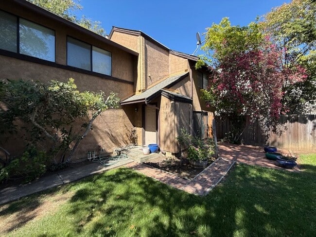 Building Photo - 3-Bed / 2.5 Bath Home in Quiet Benicia Hil...