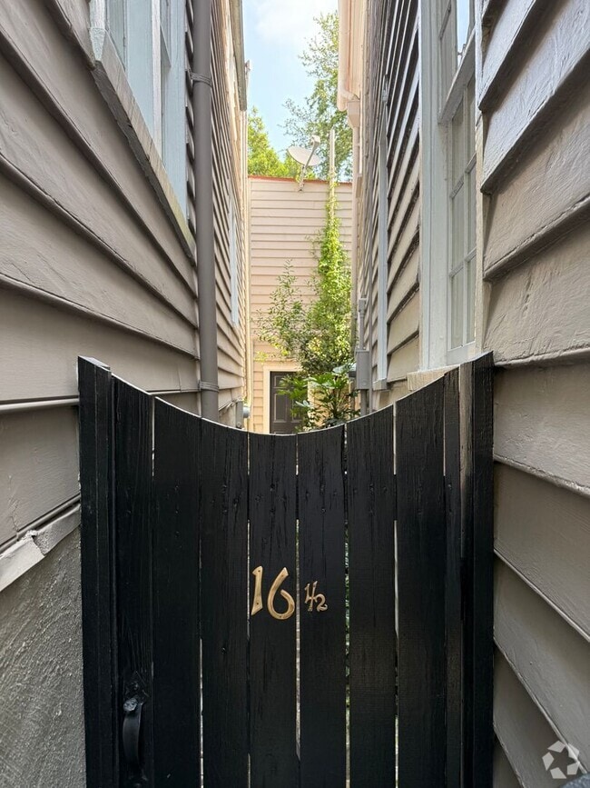 Building Photo - Charming Carriage Home Near The Charleston...