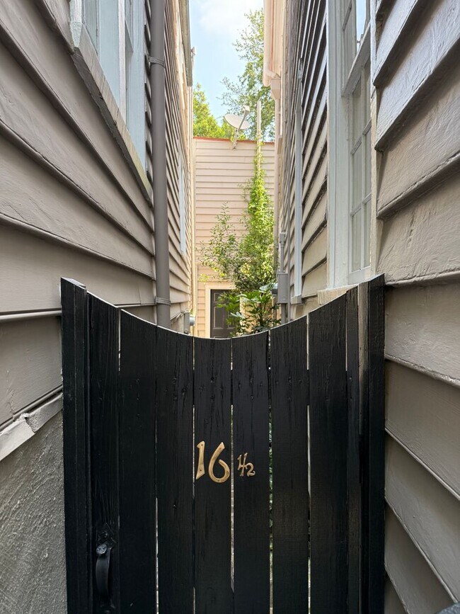 Building Photo - Charming Carriage Home Near The Charleston Battery