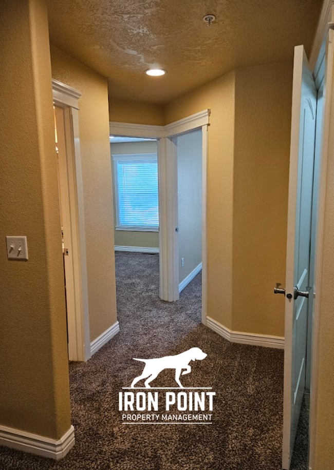 Building Photo - 3/2.5 in Boise-2 Car Garage, Fireplace, Vaulted Ceilings, Landscaping Included.