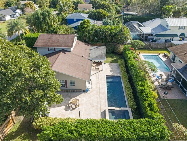 Building Photo - 4610 Pine Tree Dr