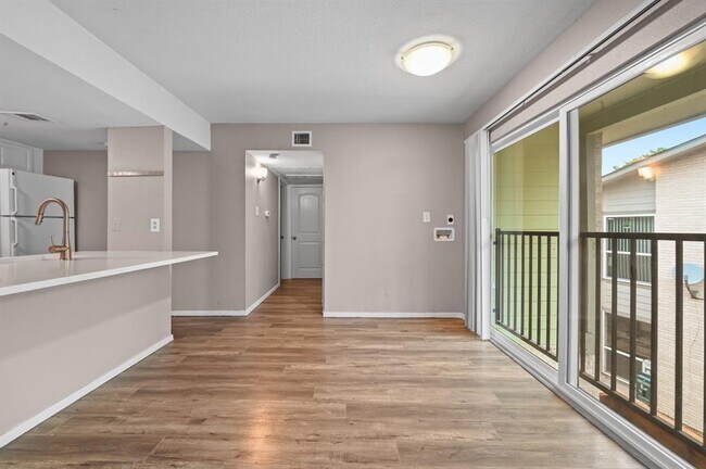 Building Photo - 2124 Burton Dr