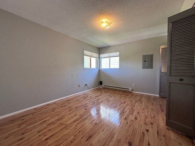 Building Photo - Modern Vintage Vibe