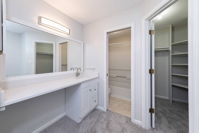 Building Photo - TWO ENSUITES!