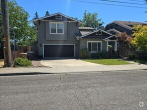 Building Photo - 3 bed 2.5 bath  Home for Rent in Grants Pass