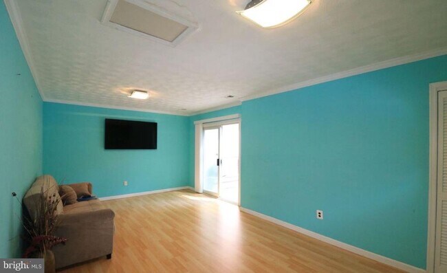 Building Photo - 553 Monet Dr