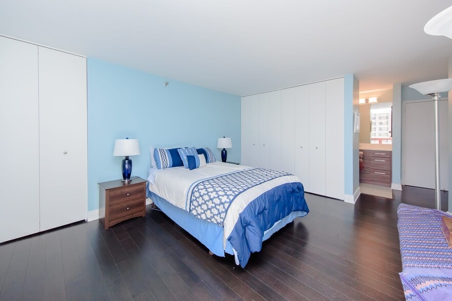 Master Bedroom - 200 N Dearborn St