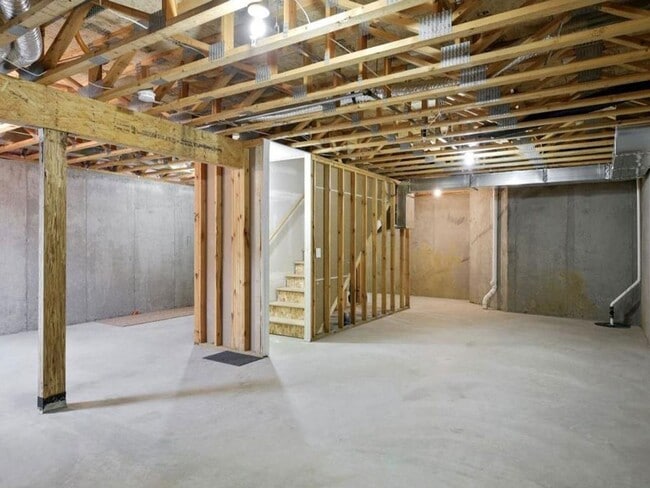 Building Photo - Spectacular SPACIOUS 3 Bedroom Plus Giant ...