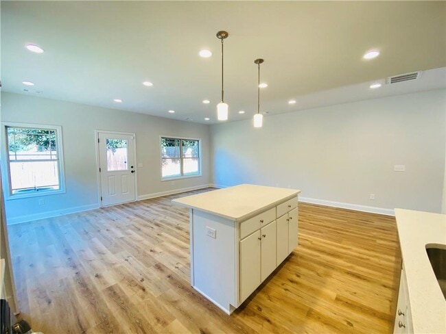 Building Photo - 1089 N Village Dr