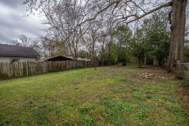 Building Photo - Spacious 2 Bedroom Cottage w/ Granite & Ha...