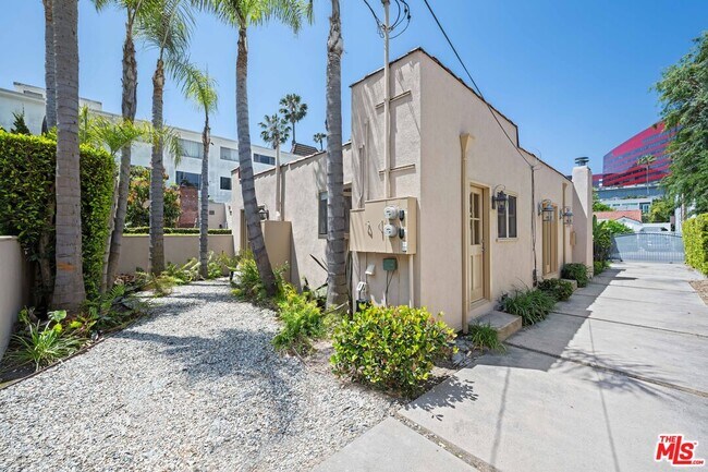 Building Photo - 704 Westbourne Dr