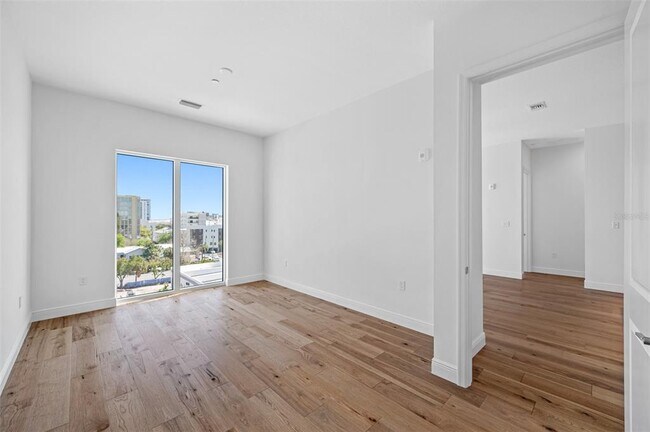 Building Photo - 644 3rd Ave S