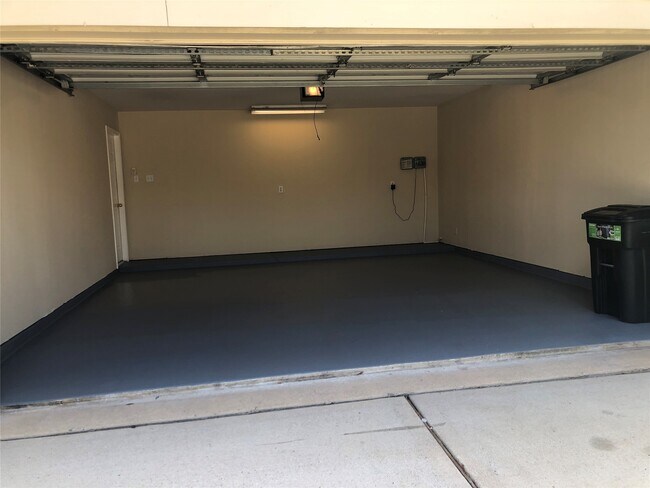 Building Photo - 1211 Colonial Manor Dr