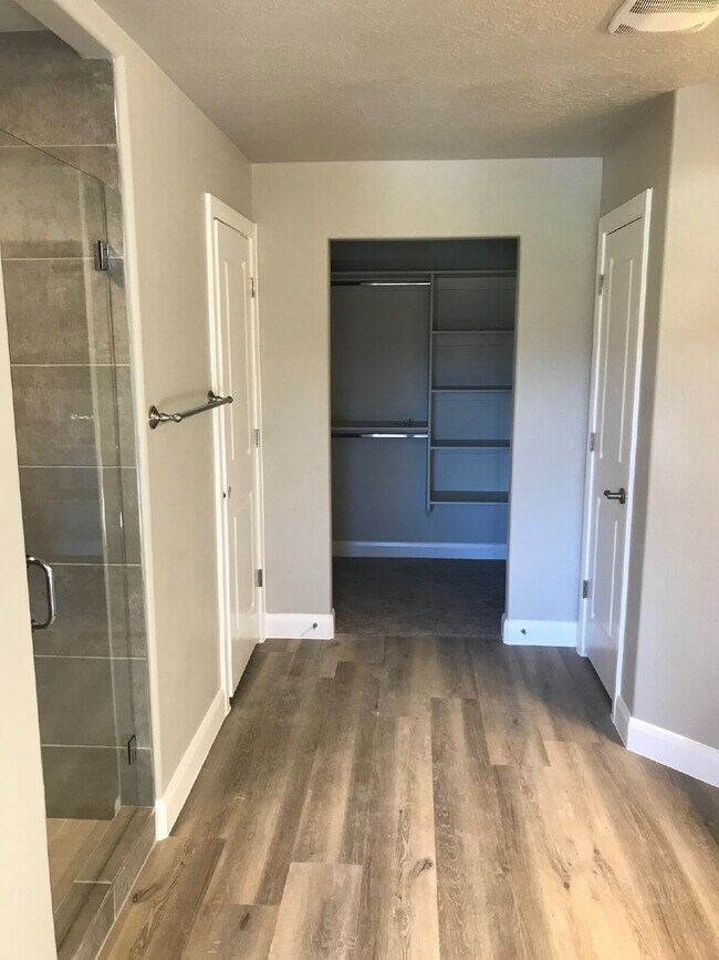 Building Photo - Spacious 4 bed 2.5 bath Townhome in Hurricane Heights