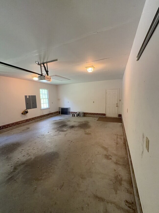 Building Photo - Beautiful 4 Bedroom, 3 Bath Home-211 Bethesda Ct.