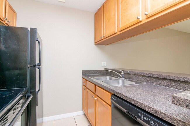 Building Photo - 302 Lake Parsons Green