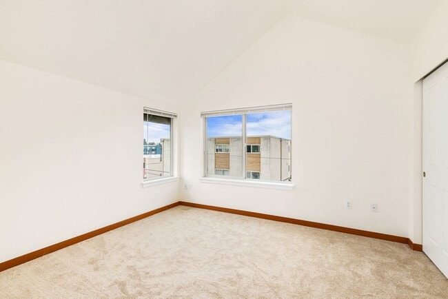Building Photo - South Seattle 2 Bedroom 1.5 Bath Townhouse - 1 Car Garage