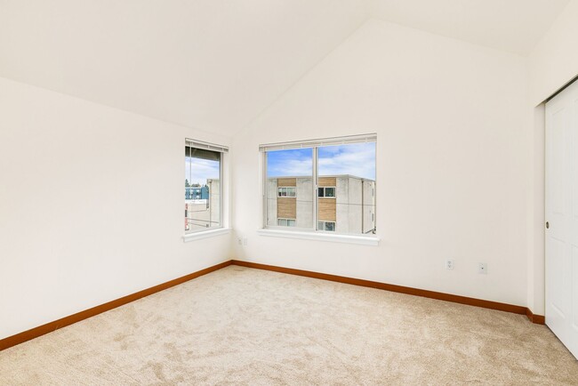 Building Photo - South Seattle 2 Bedroom 1.5 Bath Townhouse...