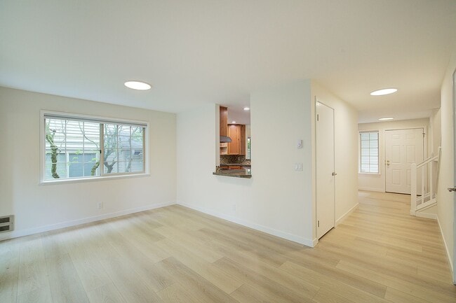 Building Photo - 2bd/2.5ba Kirkland Townhome