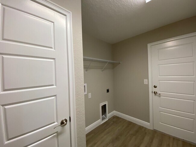 Building Photo - 3/2/2 Silver Spring Shores **Won't Last***