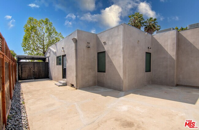 Building Photo - 616 N Formosa Ave