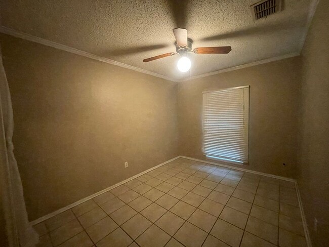 Building Photo - Sought after location in Shady Grove!