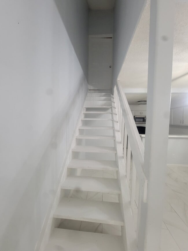 Building Photo - 13030 Leader St