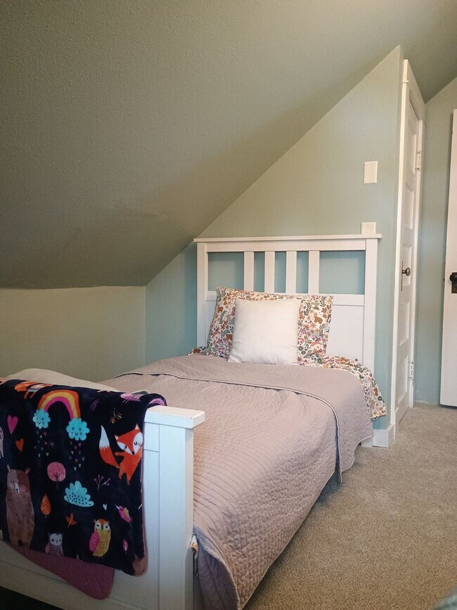 Building Photo - Spacious Craftsman in the Heart of North Spokane