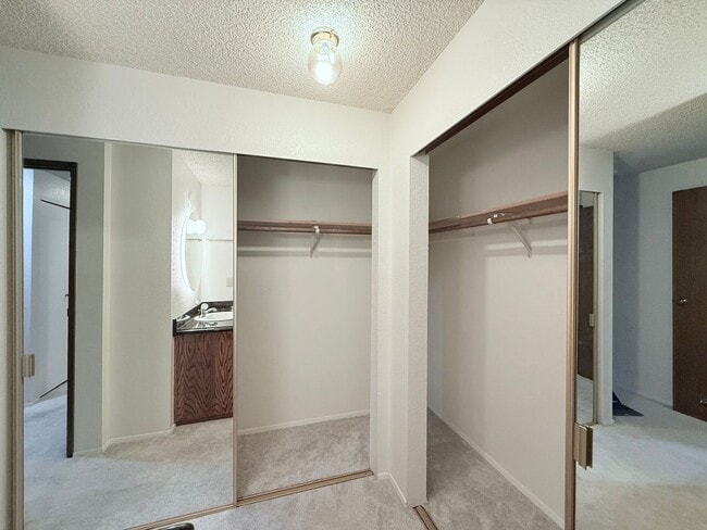 Building Photo - Lovely 2-Bedroom End Unit Condo in Cedarwo...