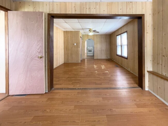 Building Photo - *AVAILABLE NOW!* Cozy Three Bedroom Home!