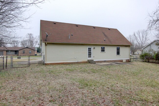 Building Photo - Fresh and Clean 4 bed Near Ft Campbell and...