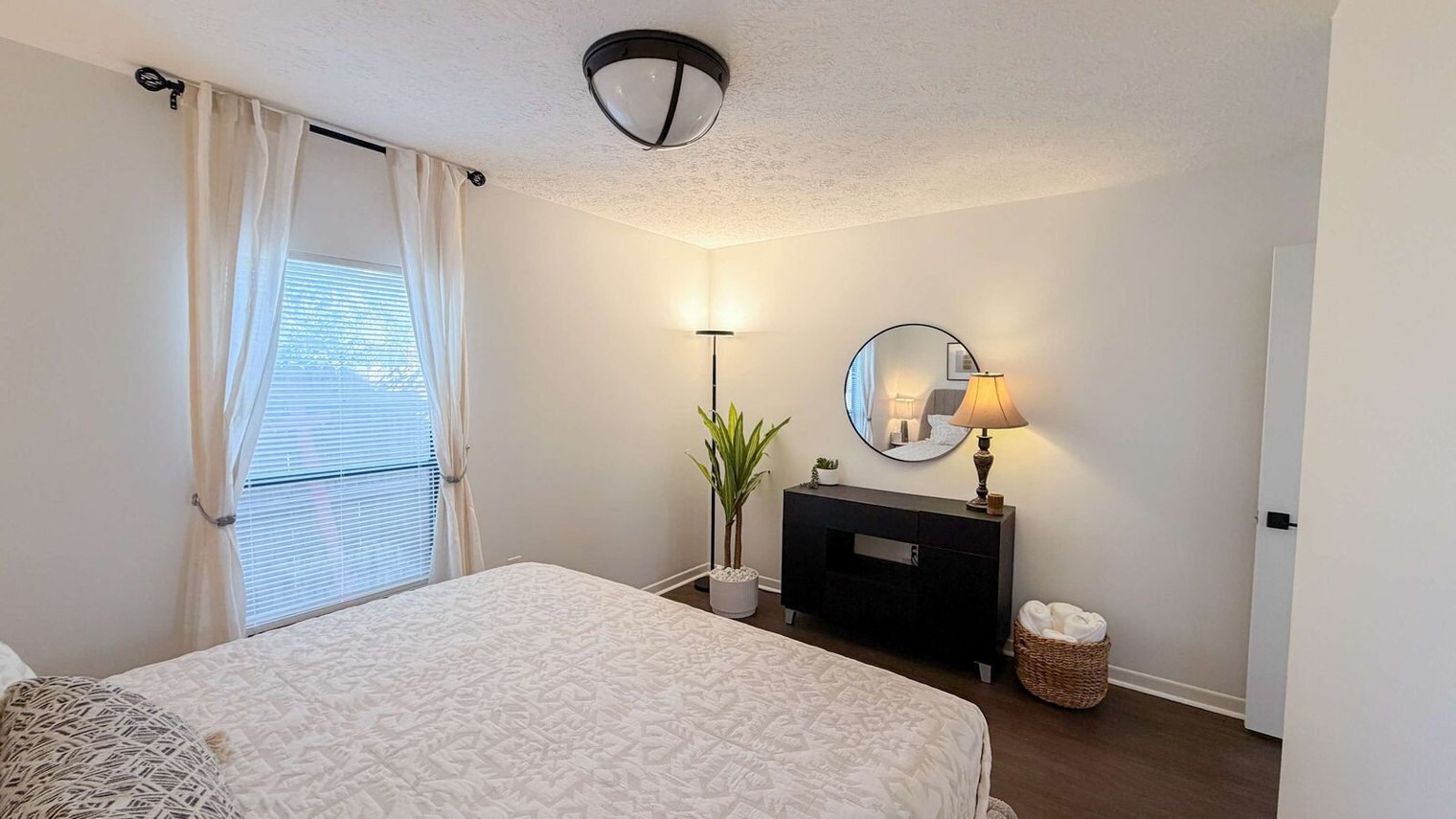 Building Photo - 300 W 23rd Pl