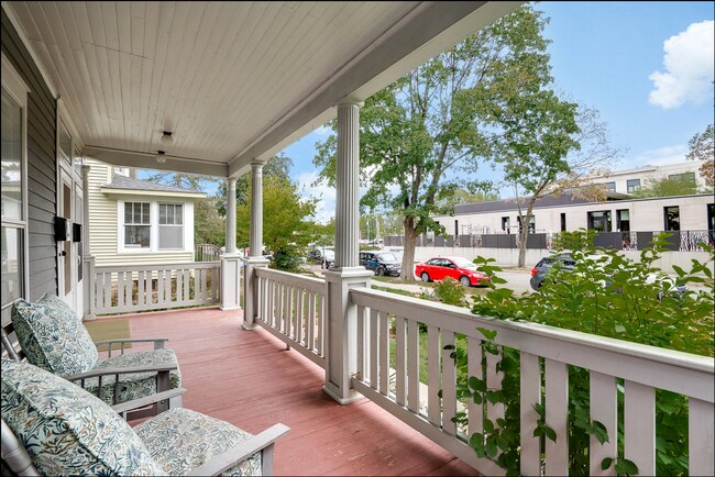 Front Porch - 2316 Fremont Ave S