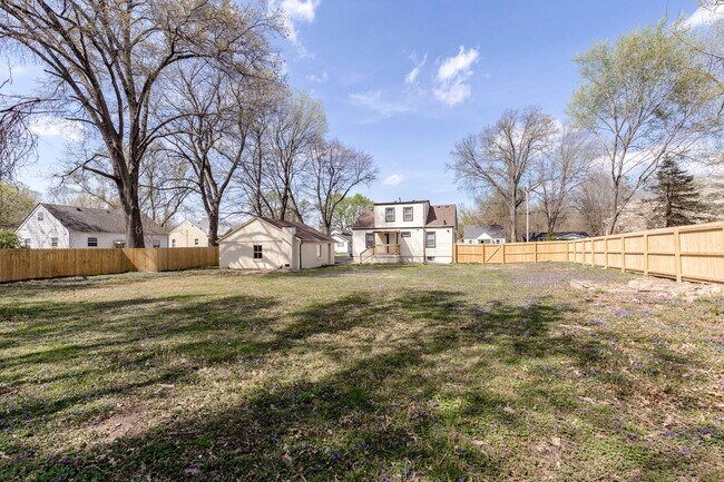 Building Photo - 2220 Auburn Dr