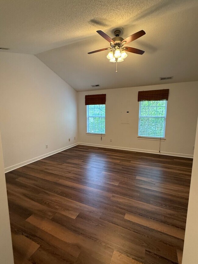 Building Photo - Move In Ready Condo
