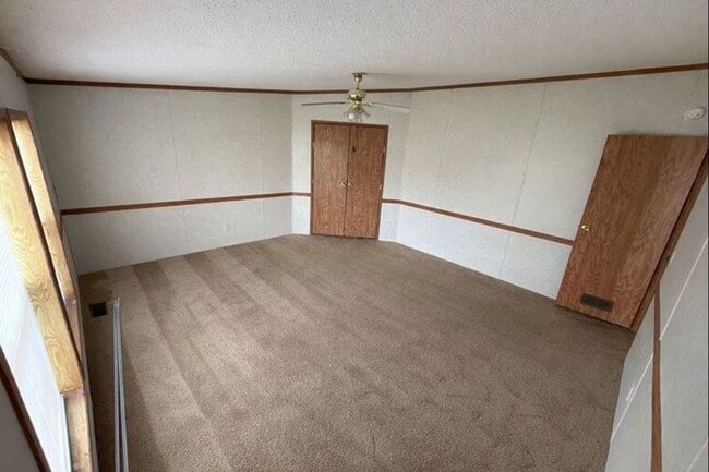 Building Photo - 901 S Walnut St