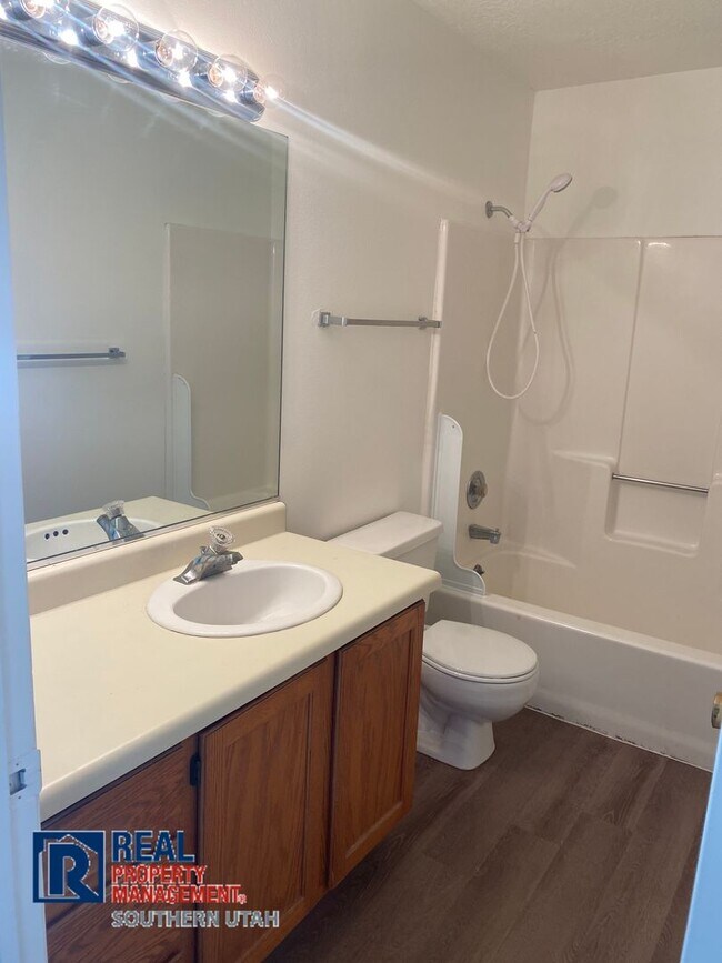 Building Photo - Townhome near Dixie State University