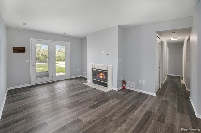 Building Photo - 15054 Riverside Dr