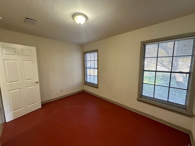 Building Photo - 1517/1519 Maple Drive