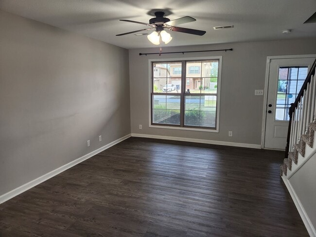 Building Photo - Welcome to Clarksville!
