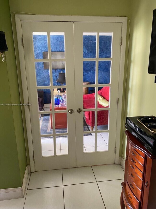 Building Photo - 5880 Collins Ave