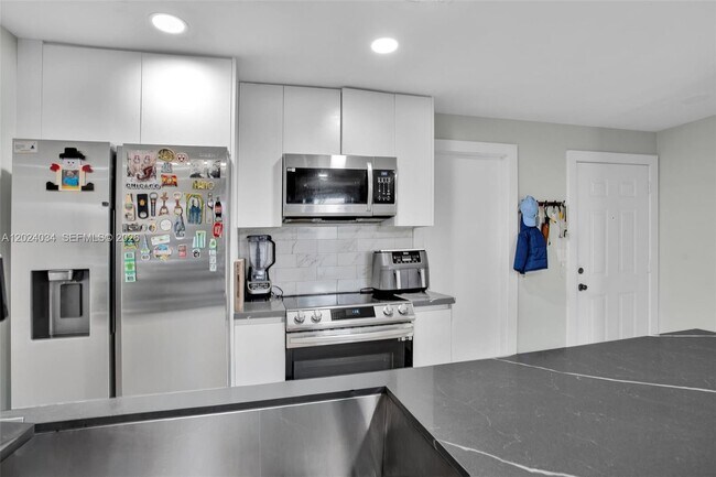 Building Photo - 850 Sorrento Dr