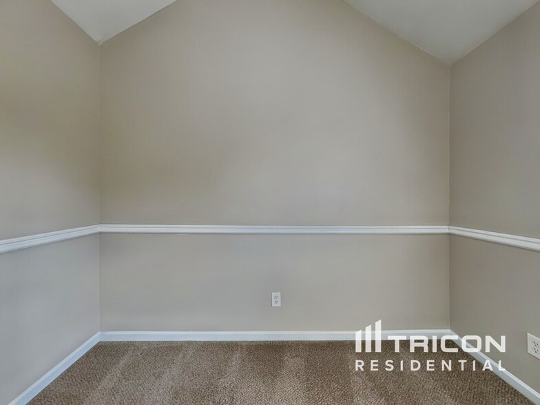 Building Photo - 146 Madelia Pl