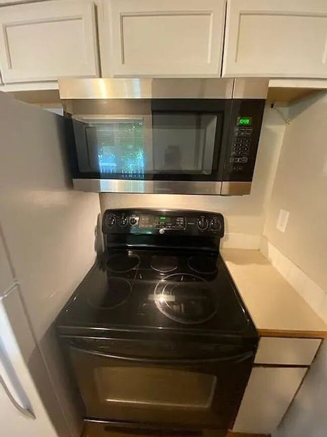 Building Photo - 2 bedroom 1 bathroom duplex with backyard ...
